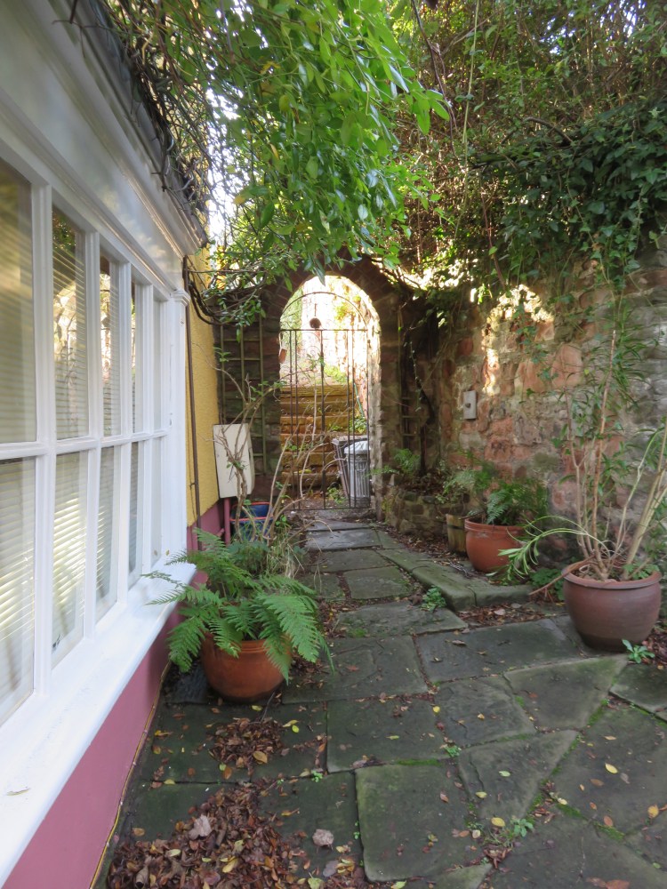 A hidden entrance on White Hart Steps