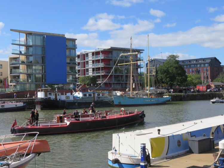 Fireboat ‘Pyronaut’ passes Hannover Quay